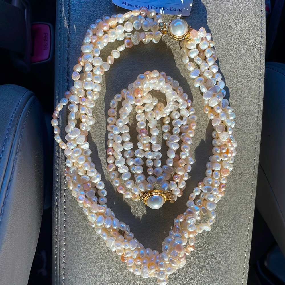 Freshwater Pearl Necklace and Bracelet set!